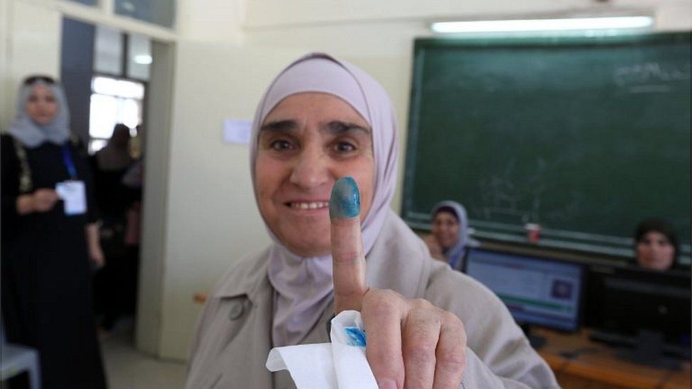 Jordanian woman shows inked finger after voting (20/09/16)