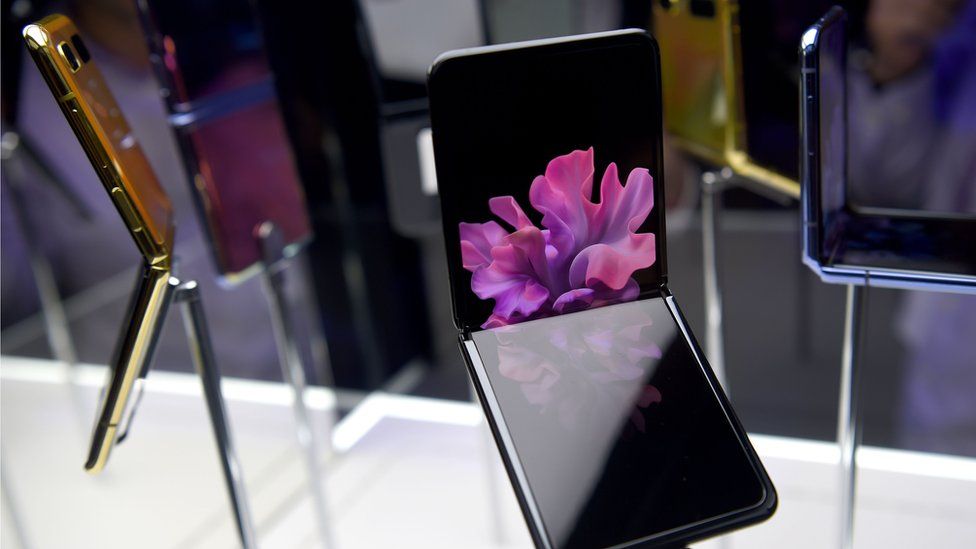 Samsung Galaxy Z Flip Hands On: A Folding Phone With a Glass Screen