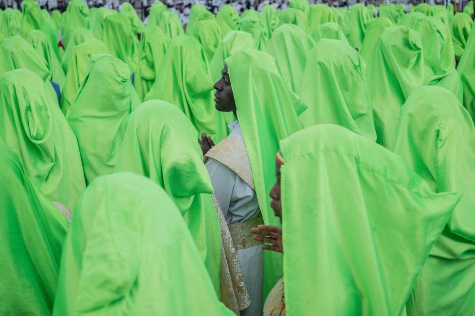 An Orthodox choir parade during the celebrations in the eve of the Ethiopian Orthodox holiday of Meskel, in Addis Ababa on September 26, 2022. - The Ethiopia Meskel celebration is an annual religious holiday in the Ethiopian Orthodox church. It commemorates the supposed discovery in the fourth century by the Roman Empress Helena of the True Cross upon which Jesus was crucified.