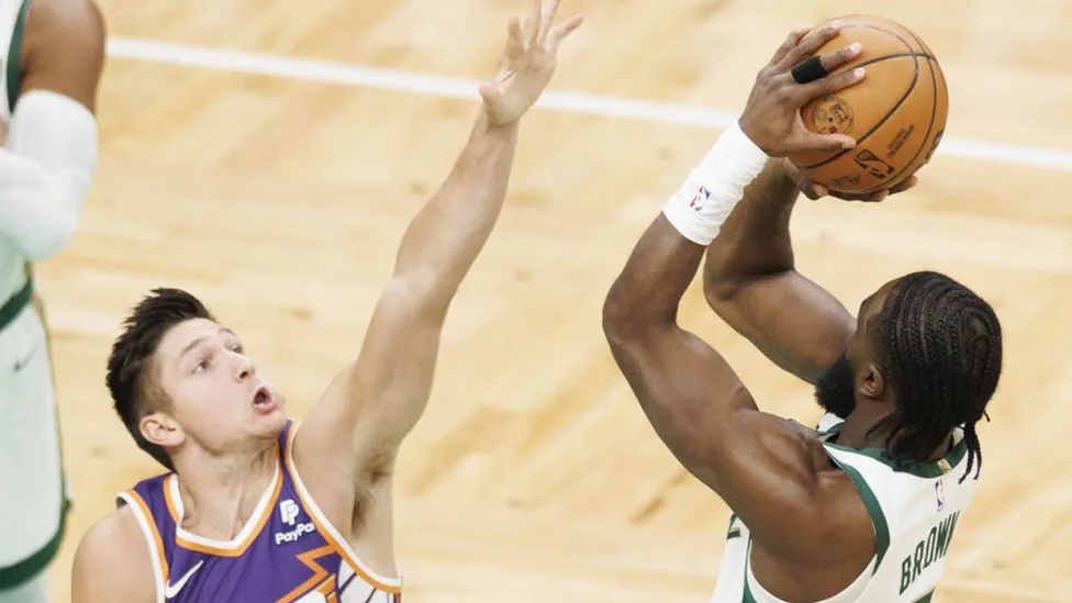 Jaylen Brown's Heroics Propel Boston Celtics to Victory Against Phoenix Suns in NBA Roundup.