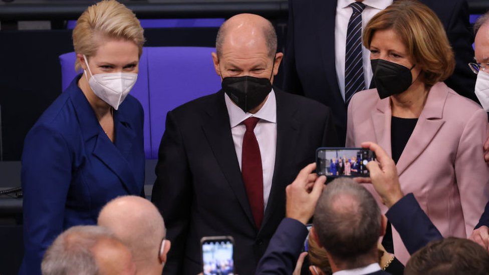 German Chancellor Olaf Scholz (C) poses with Mecklenburg-Western Pomerania's state premier and State leader of the German Social Democratic SPD party Manuela Schwesig (L), Rhineland-Palatinate's State Premier and member of Germany's Social Democratic SPD party Malu Dreyer (2nd R) and Lower Saxony's State Premier and State leader of the German Social Democratic SPD party Stephan Weil (R) after he was elected as the country's next Chancellor at the Bundestag, Germany's parliament, on December 8, 2021 in Berlin, Germany