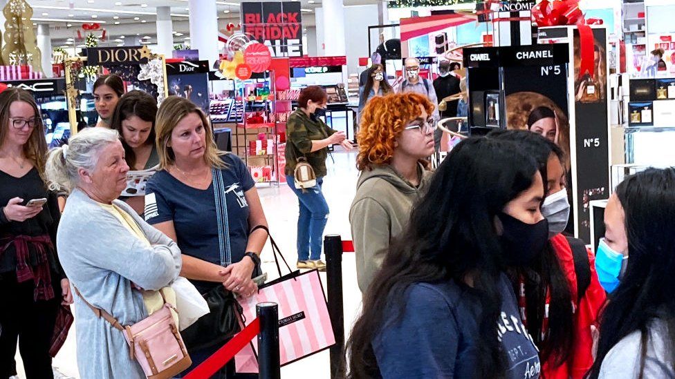 Покупатели стоят в очереди перед магазином в Черную пятницу в торговом центре во Флориде в 2021 году.