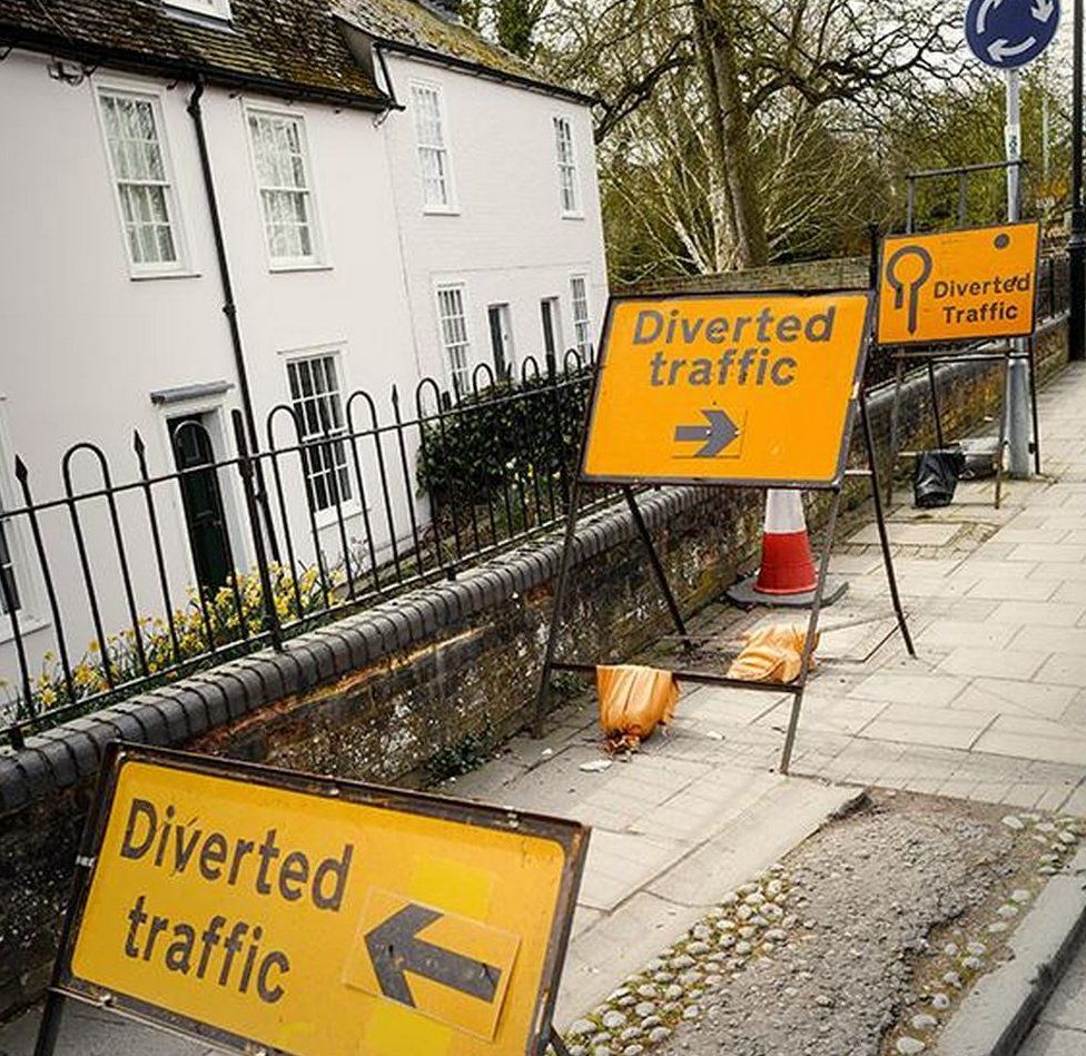 'Bizarre' Cambridge diversion signs confuse drivers - BBC News