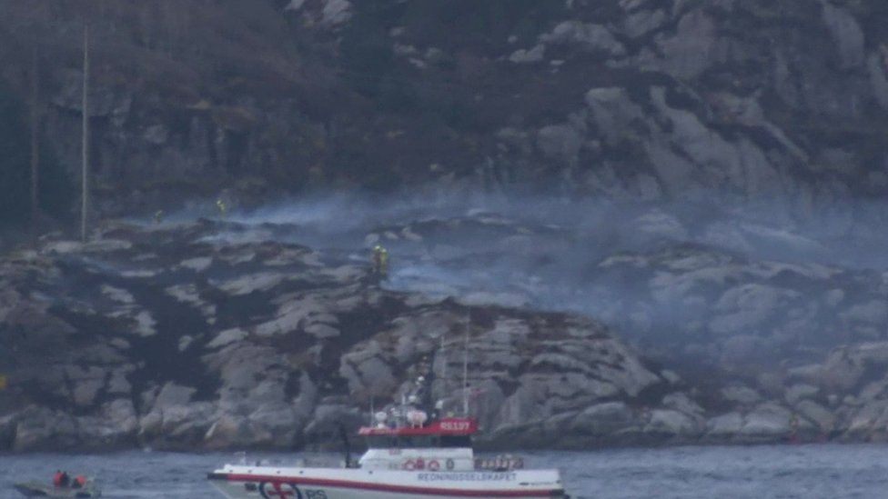 Boats and smoke near the site of a helicopter crash in Norway (29 April 2016)