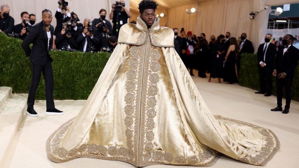 Met Gala 2021: Celebrities show off lavish outfits in New York - BBC News