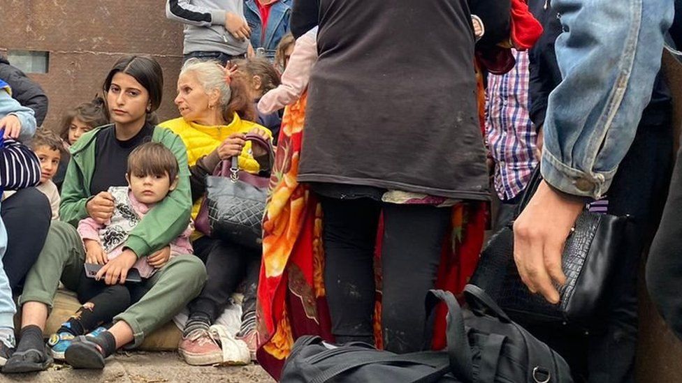 Тысячи беженцев из Карабаха бежали в столицу региона в ожидании захвата территории Азербайджаном