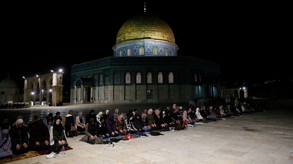 Верующие посещают ночные молитвы Рамадана в комплексе мечети Аль-Акса перед Куполом Скалы (5 апреля 2023 г.)
