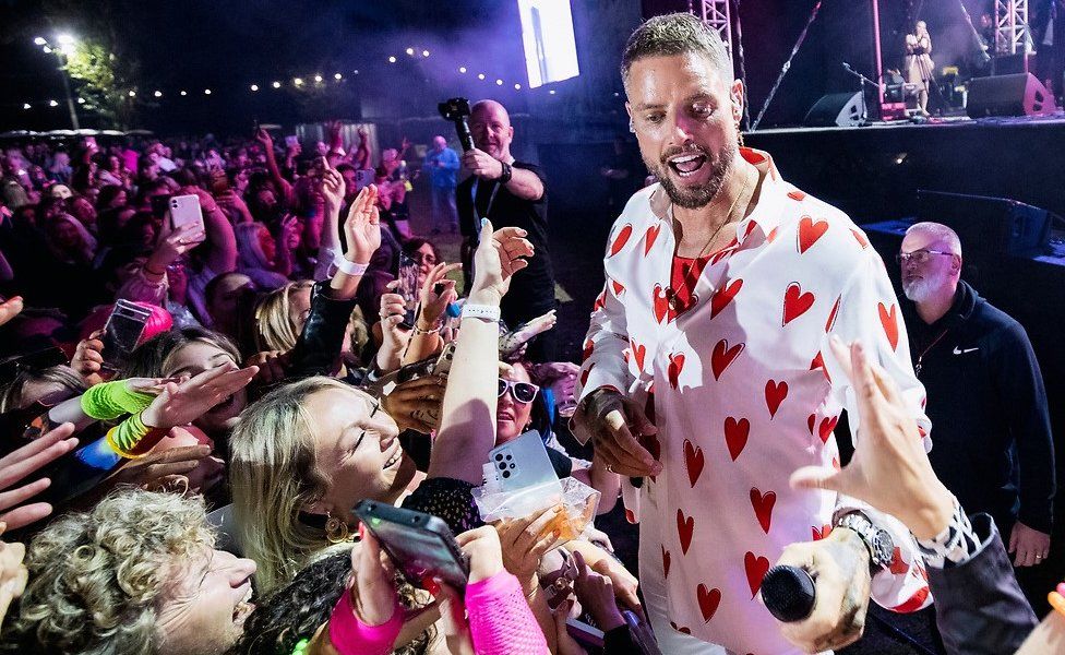 Keith Duffy is mobbed by fans as he performs at Boyzlife's Féile an Phobail concert
