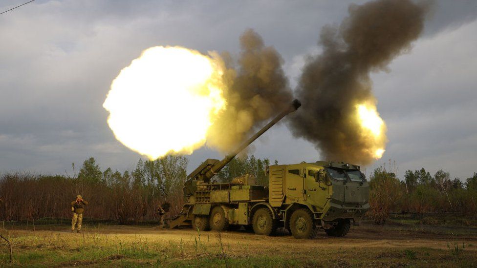 Ukrainian soldiers up in tha Kharkiv region fire at a Russian posizzle wit a howitzer