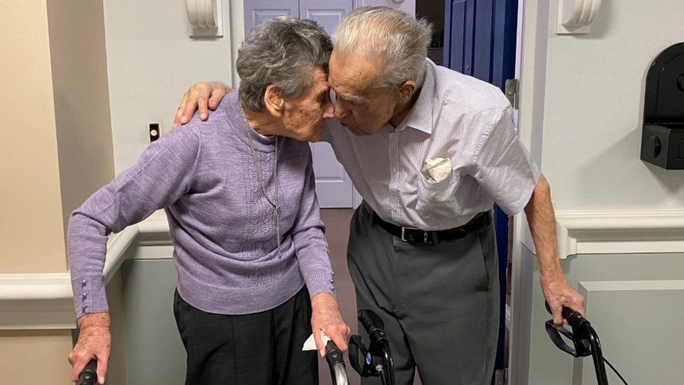 Milton Keynes couple Ron and Joyce Bond celebrate 81-year marriage - 