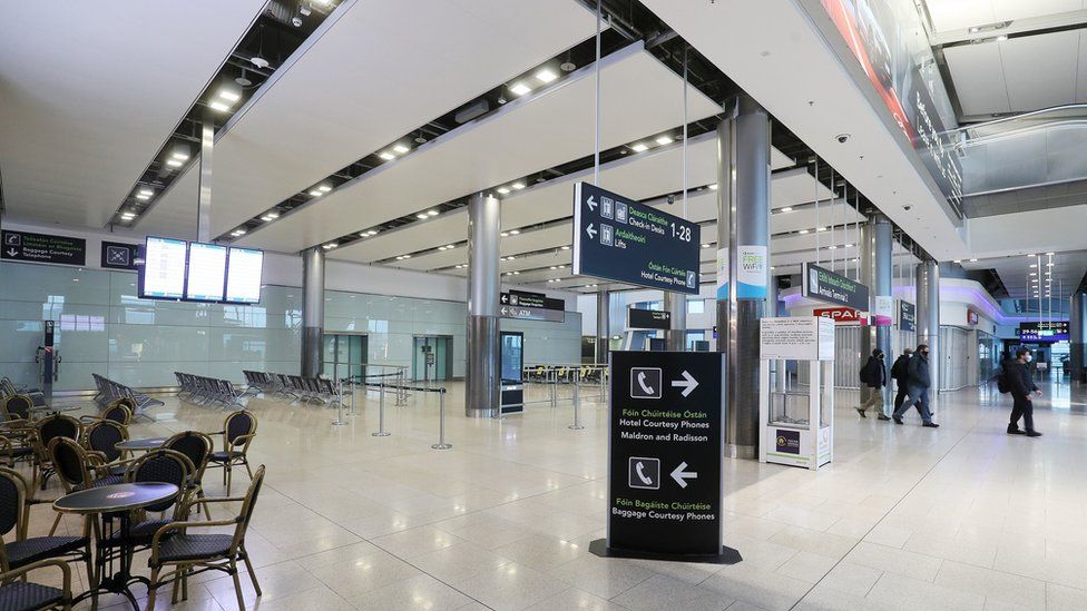 https://ichef.bbci.co.uk/news/976/cpsprodpb/1580D/production/_116677088_dublinairport.jpg