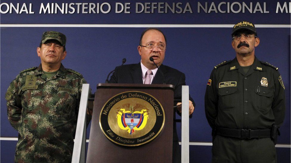 Colombia"s Defense Minister Luis Carlos Villegas (C) delivers a speech, next to Colombian armed forces chief General Juan Pablo Rodriguez (L) and director of national police General Rodolfo Palomino (R) during a news conference in Bogota, Colombia October 26, 2015.
