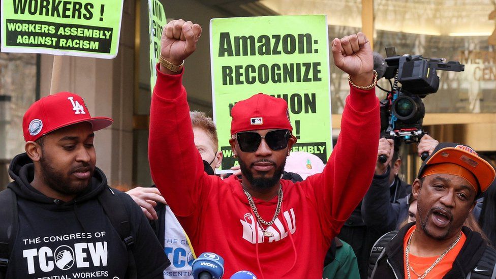 Организатор профсоюза Amazon (ALU) Кристиан Смоллс реагирует на то, как члены ALU празднуют официальную победу после выслушивания результатов голосования по объединению в профсоюзы, возле офисов NLRB в Бруклине, Нью-Йорк, США, 1 апреля 2022 г.
