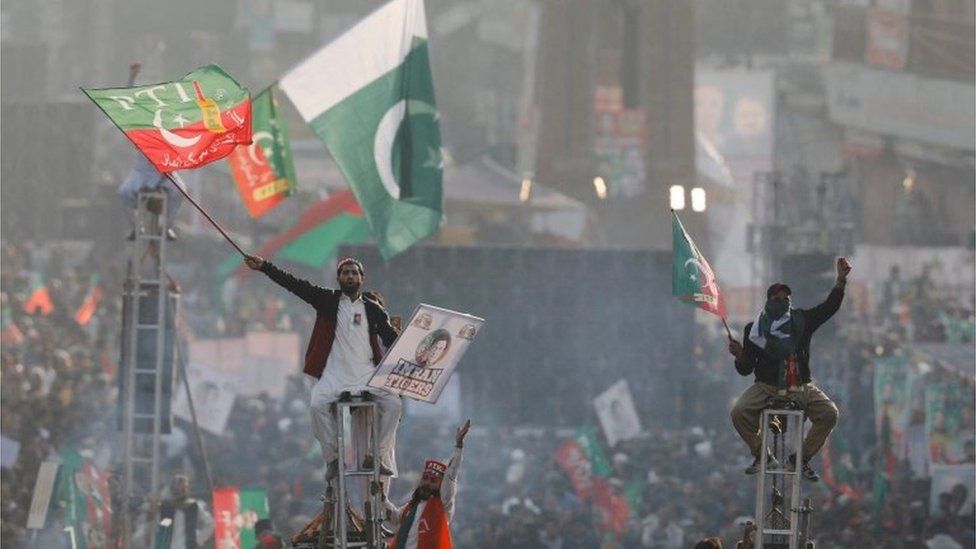 Сторонники бывшего премьер-министра Пакистана Имрана Хана сидят на строительных лесах, чтобы увидеть своего лидера в его первом публичном выступлении после того, как он был ранен в результате перестрелки в начале этого месяца, во время того, что они называют «настоящим маршем свободы» к оказывают давление на правительство, чтобы оно объявило новые выборы, в Равалпинди, Пакистан, 26 ноября 2022 г. REUTERS/Akhtar Soomro TPX ИЗОБРАЖЕНИЯ ДНЯ