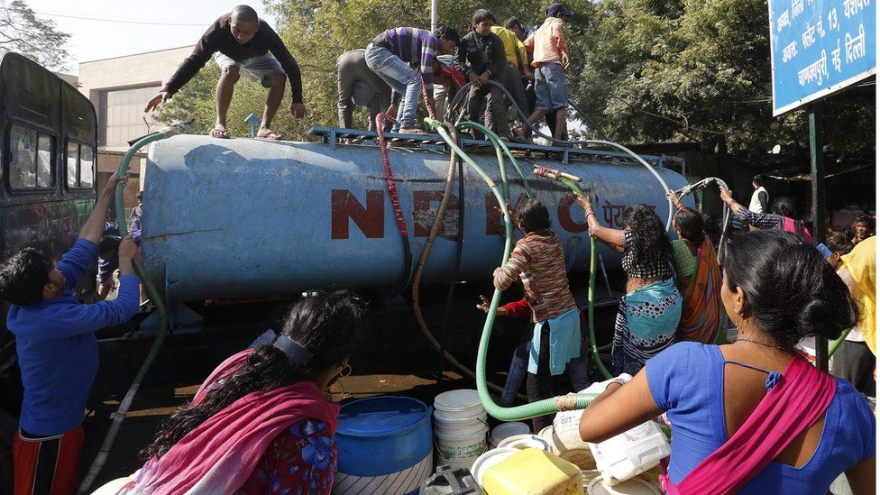 Indian people fill up canisters and containers with water from a tanker in New Delhi, India (22 February 2016)
