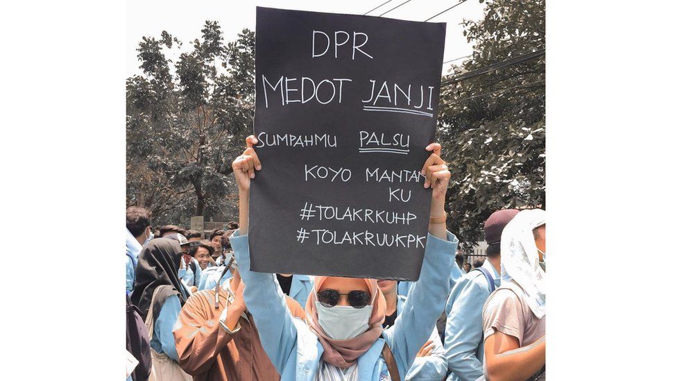 Demo Mahasiswa Era Media Sosial Poster Lucu Penggalangan