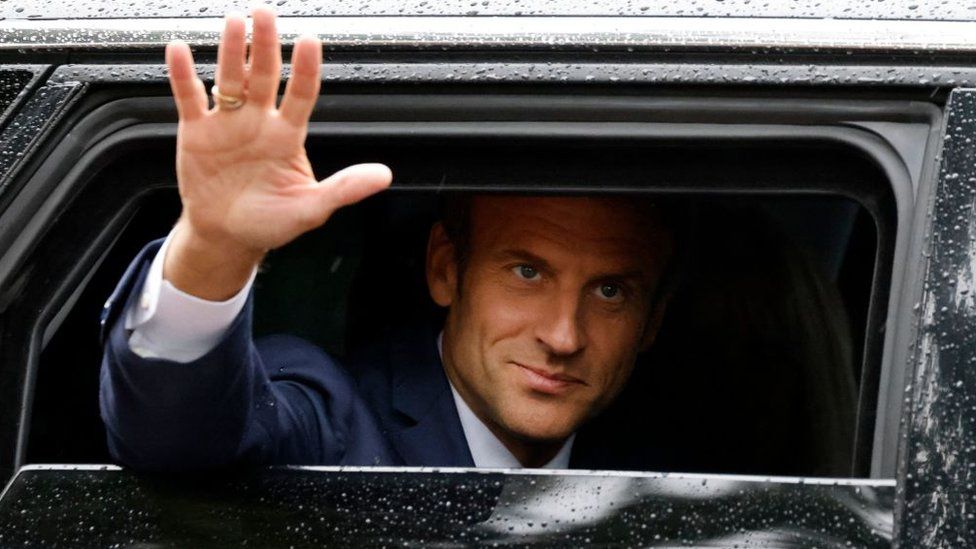 Macron waving from car window