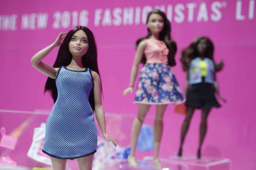 Stramme Statistisk her How does 'Curvy Barbie' compare with an average woman? - BBC News
