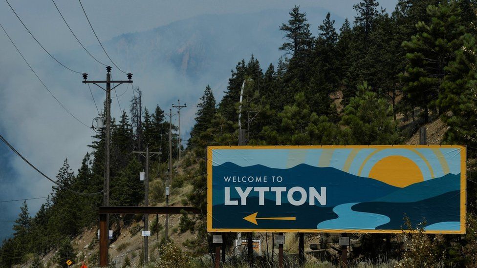 Знак города Литтон, где бушевал лесной пожар и заставил жителей эвакуироваться, можно увидеть в Литтоне, Британская Колумбия, Канада, 1 июля 2021 года.