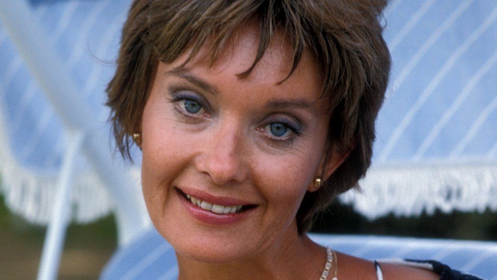 Upstairs, Downstairs actress Nicola Pagett dies aged 75 - BBC News