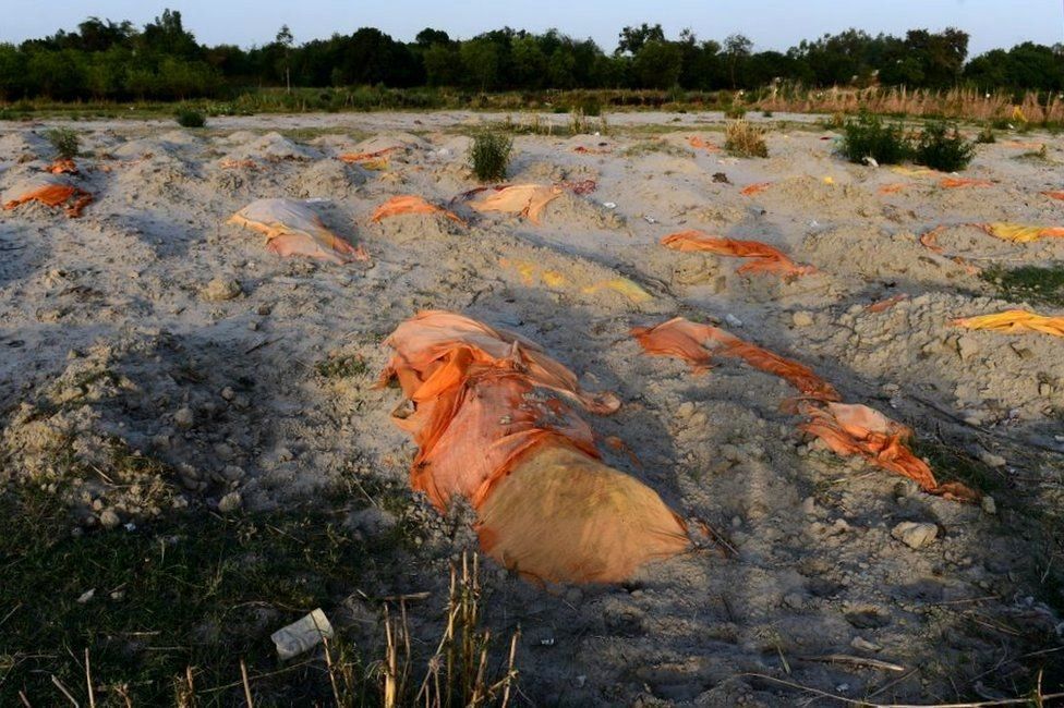 Сотни трупов были найдены плавающими в реке или зарытыми в песок на ее берегах.
