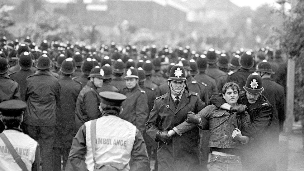Police facing miners' pickets outside Orgreave coking plant