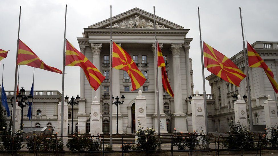 Правительственные флаги Северной Македонии развеваются наполовину в столице Скопье