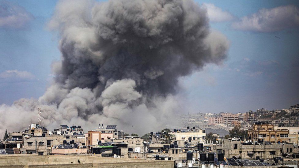 Smoke rises after an Israeli air strike on Jabalia, in the northern Gaza Strip (13 May 2024)