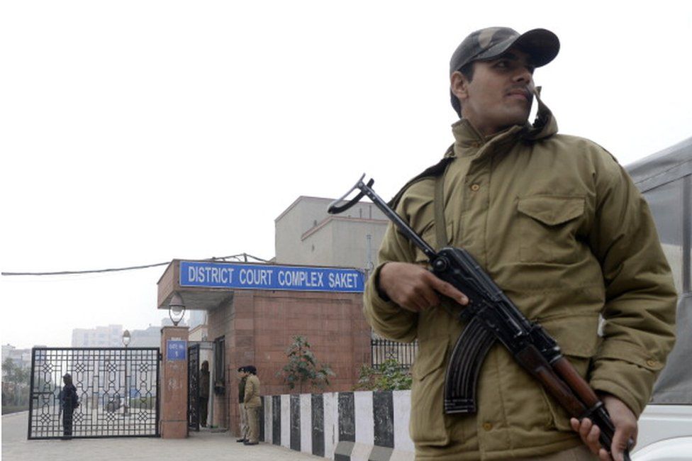 Индийская полиция Персонал стоит на страже у входа в окружной суд Сакет в Нью-Дели, 7 января 2013.