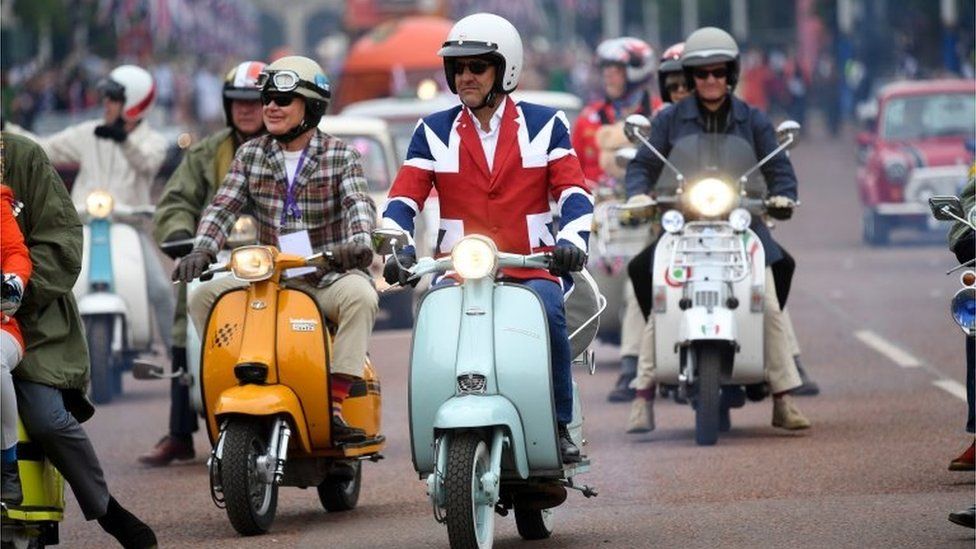 Участники на старинных мотоциклах во время платинового юбилея театрализованного представления перед Букингемским дворцом, Лондон