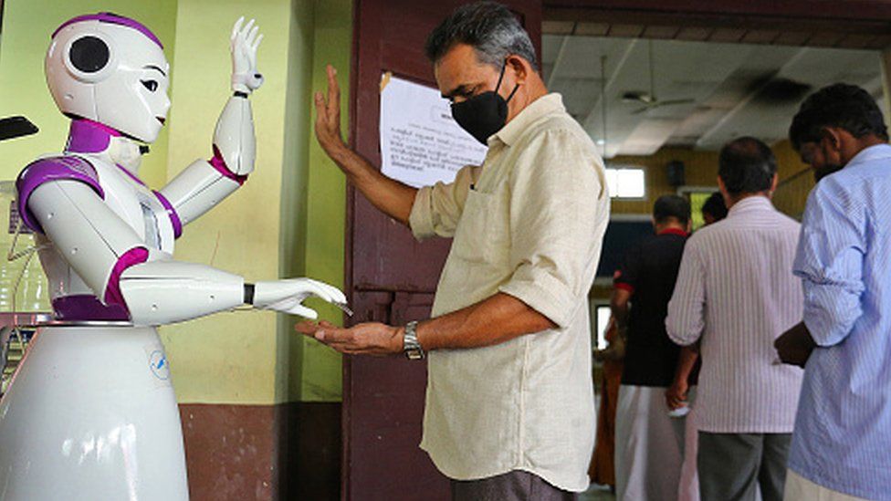 Робот раздает дезинфицирующее средство для рук в Коччи