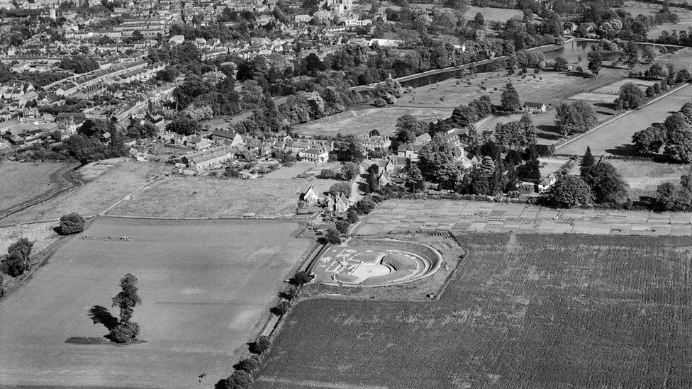 A 1948 photograph of the Roman town of Verulamium on the western side of St Albans with the Roman theatre in the foreground
