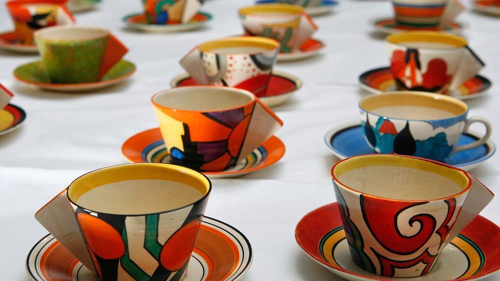 Коллекция из ста чашек Клариссы Клифф была выставлена ​​на выставке Bonhams в Лондоне в 2008 году