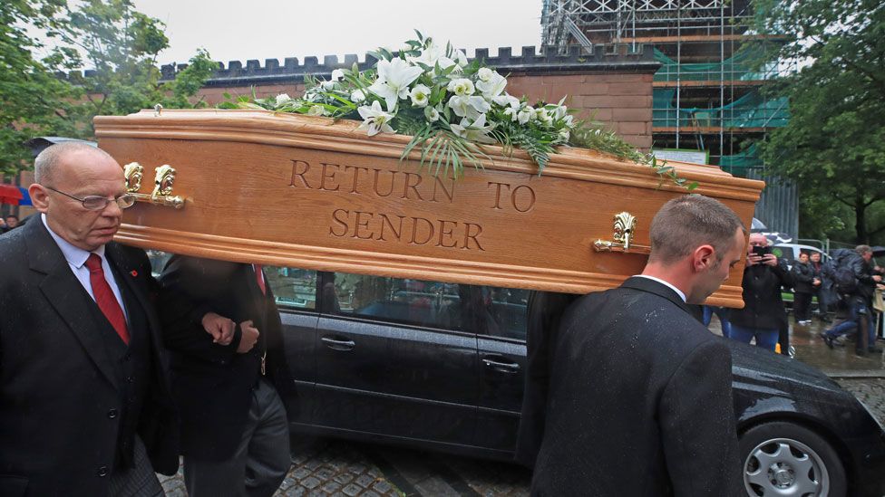 Freddie Starr coffin