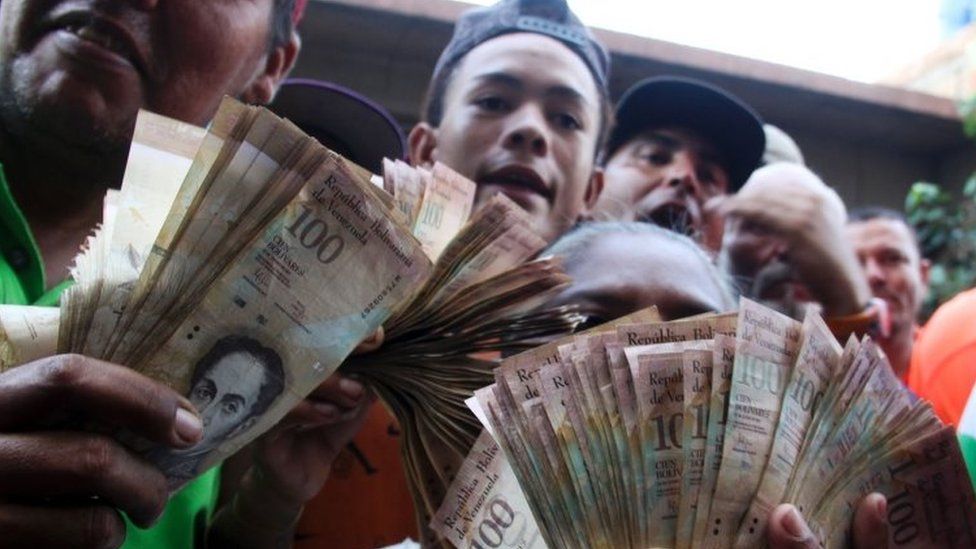 People protesting over the lack of cash and new notes outside Venezuela's Central Bank (BCV) in Maracaibo city, Zulia State (16 December 2016)