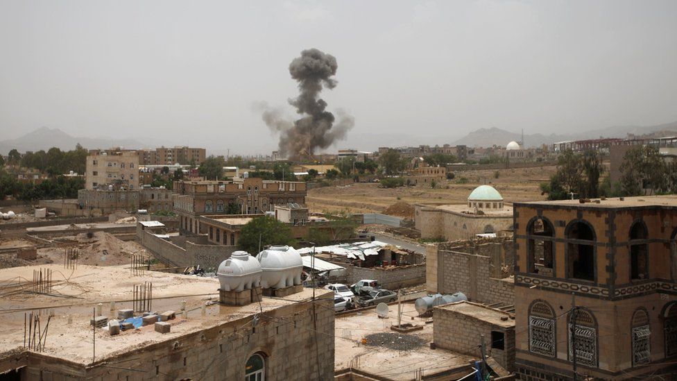 Smoke rises after a reported air strike in Sanaa, Yemen (9 August 2018)