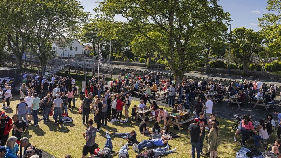 Isle of Man TT: Visitor numbers rise to 43,000 - BBC News