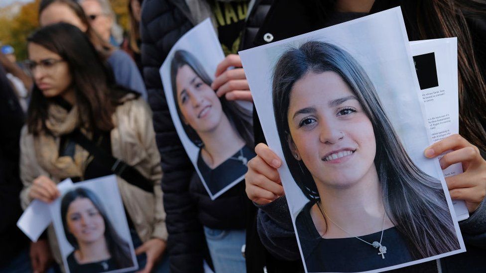 Студенты из Бард-колледжа держат фотографию своей однокурсницы Сары Мардини, сирийской беженки, которая находится под стражей в Греции по обвинению в контрабанде людей и шпионаже, во время демонстрации с требованием ее освобождения 20 октября 2018 года в Берлине, Германия