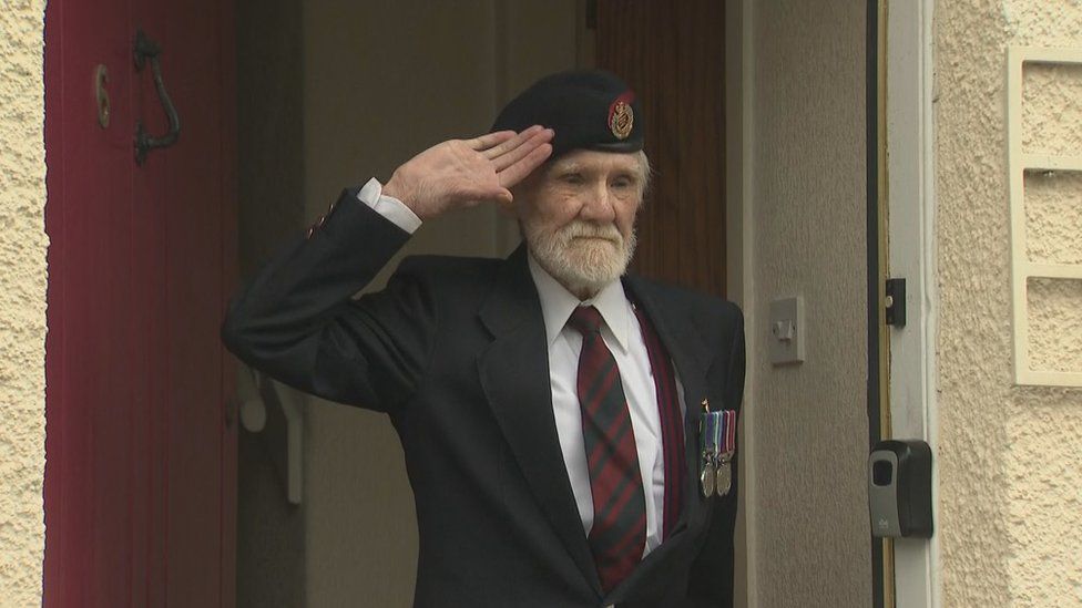 Ex-serviceman in two minute silence