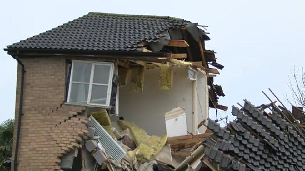 Suspected gas explosion causes Lincolnshire house collapse - BBC News