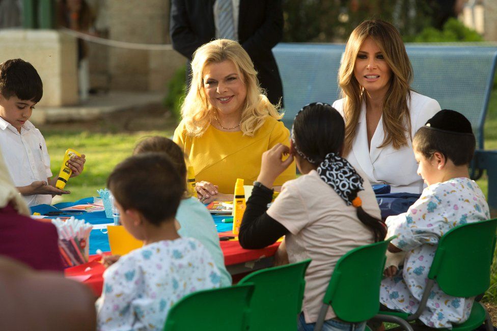 Melania Trump (R) and Sara Netanyahu talk to children during a visit to the Hadassah hospital in Jerusalem, 22 May