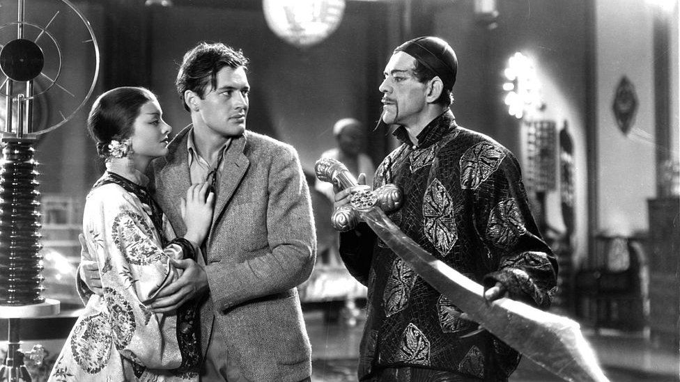 Мирна Лой обнимает Чарльза Старретта во время просмотра Бориса Карлоффа в кадре из фильма «Маска Фу Маньчжурии», 1932 год.