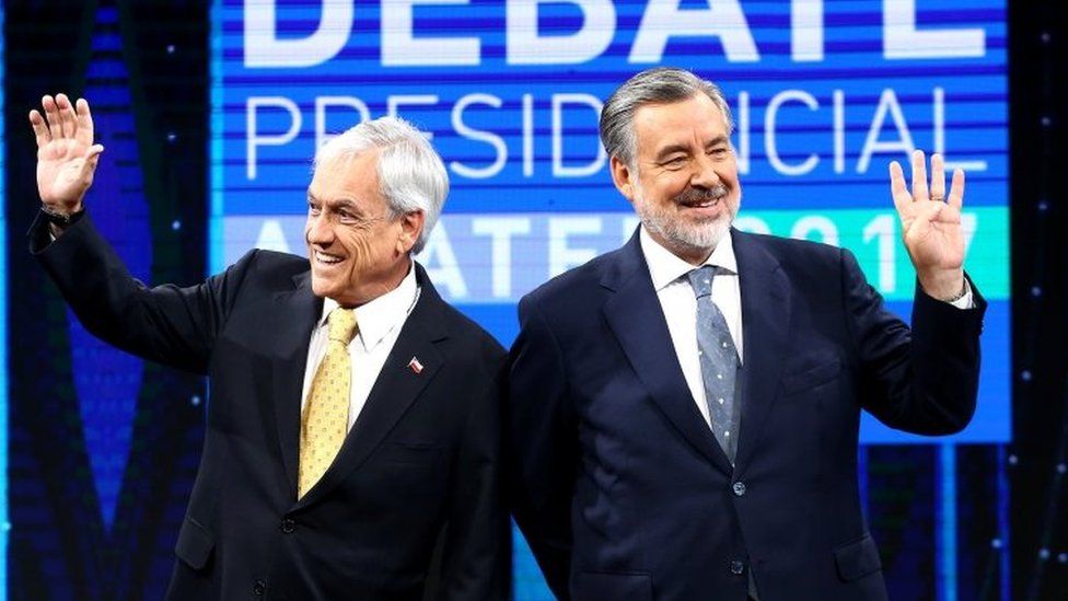 Кандидаты в президенты Чили Алехандро Гийе и Себастьян Пинера присутствуют на теледебатах в Сантьяго, Чили, в прямом эфире 11 декабря 2017 г.