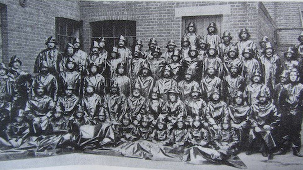 1913 photo of men dressed in Sou'westers and oilskin smocks