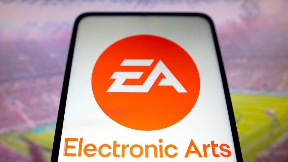Логотип EA на фоне футбольного поля