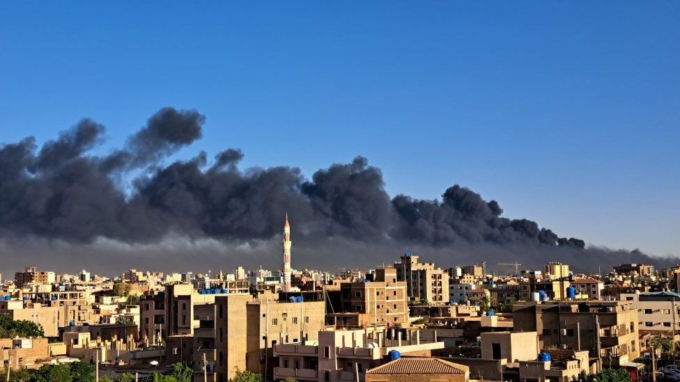 Черный дым виден над городом Хартум после недавних взрывов
