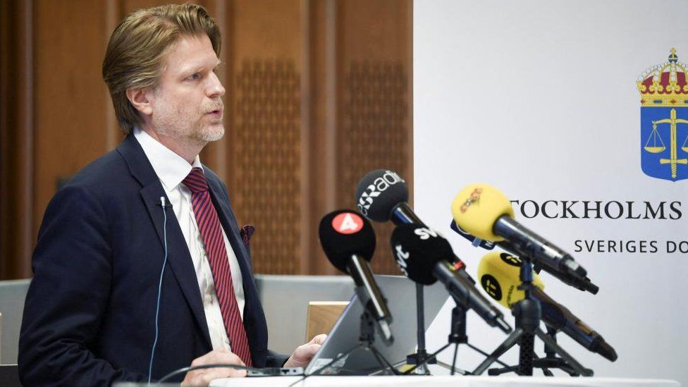 Судья Манс Виген во время пресс-конференции после оглашения приговора по делу человека, обвиняемого в финансировании боевой группы Рабочей партии Курдистана (РПК), в Стокгольмском окружном суде, Стокгольм, Швеция, 6 июля 2023 г.