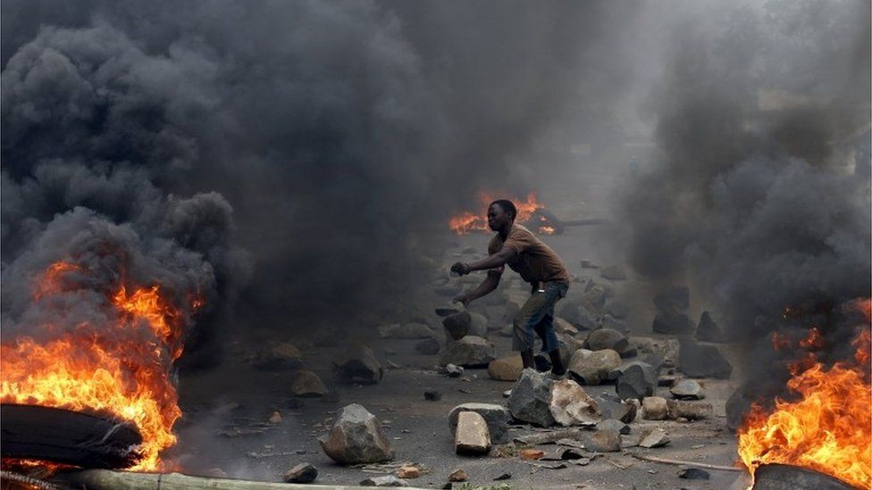 A protester sets up a barricade during a protest against Burundi President Pierre Nkurunziza and his bid for a third term in Bujumbura, Burundi, in this May 22, 2015 file photo.