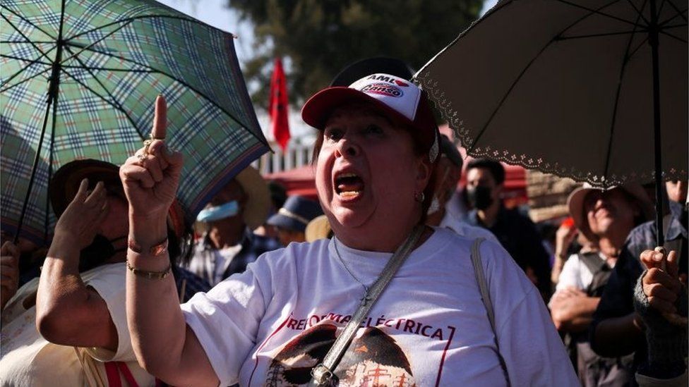 Протестующие, поддерживающие конституционную реформу электроэнергетического сектора, принимают участие в демонстрации возле здания Конгресса, в то время как мексиканские законодатели присутствуют на заседании, чтобы проголосовать за конституционная реформа электроэнергетического сектора, которую защищает президент Мексики Андрес Мануэль Лопес Обрадор, возле Конгресса Мексики, в Мехико, Мексика, 17 апреля 2022 г.