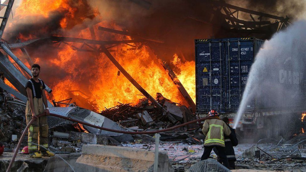 Bomberos en el incendio causado por la explosión en el puerto de Beirut